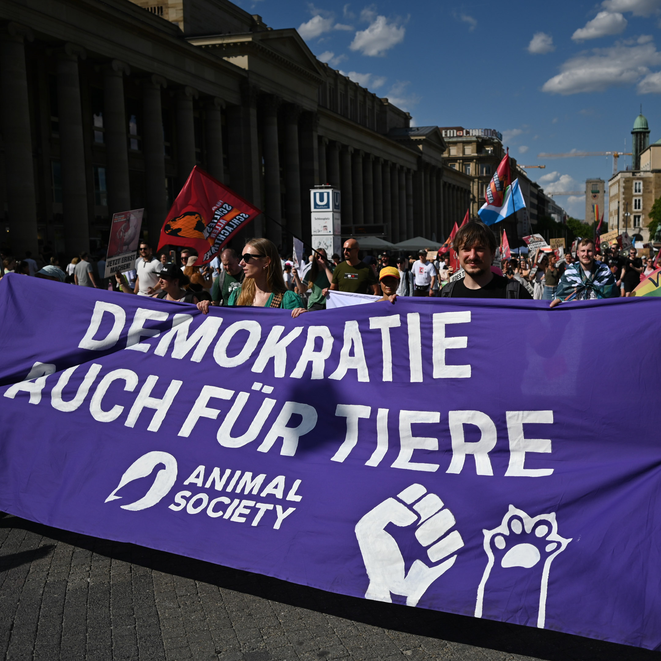 Animal Society Team bei einer Demonstration in Stuttgart 2023 mit Transparent für die Vertretung von Tieren in der Demokratie.