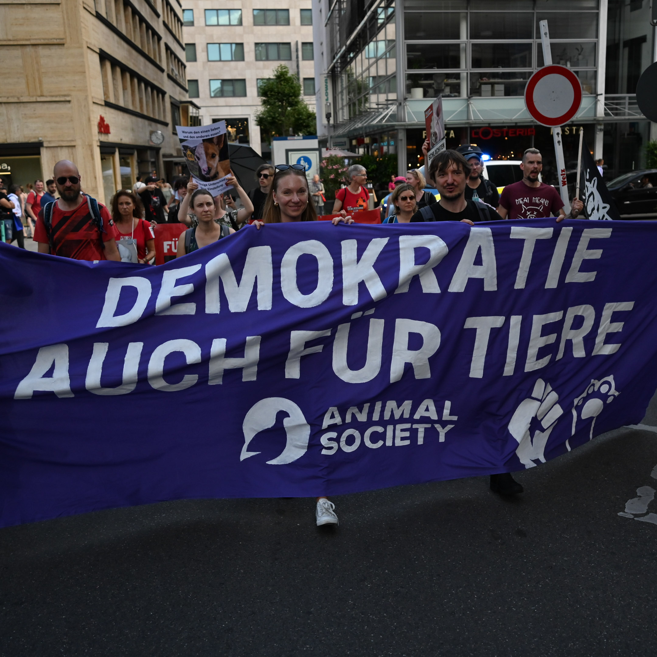 Animal Society Team bei einer Demonstration in Stuttgart 2023 mit Transparent für die Vertretung von Tieren in der Demokratie.